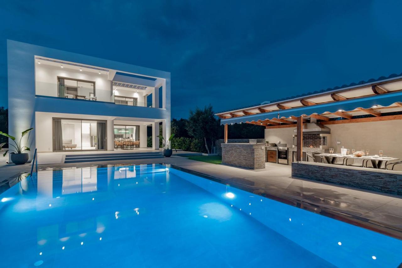 Antonia Villa - Luxurious Serenity With Private Pool, By Zantewize Kalipádhon 외부 사진